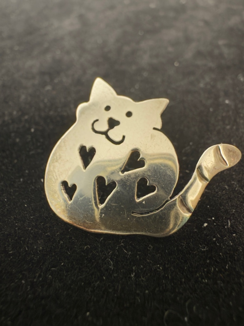 A vintage 925 sterling silver cat brooch from the designer brand Far Fetched.